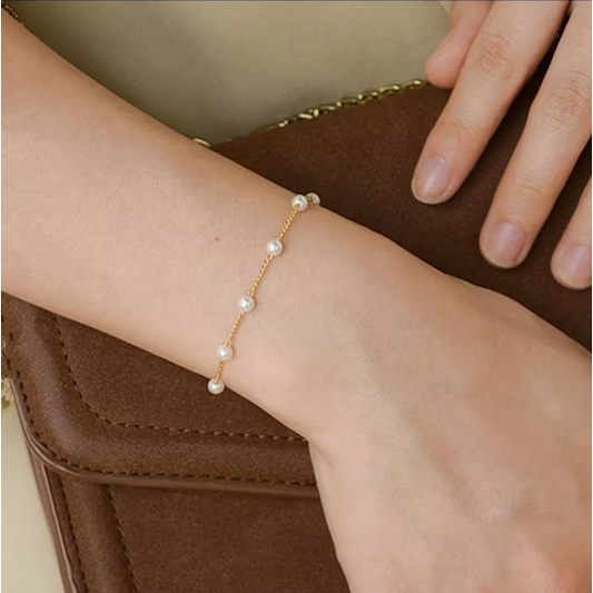 how-to-style-dainty-pearl-bracelet