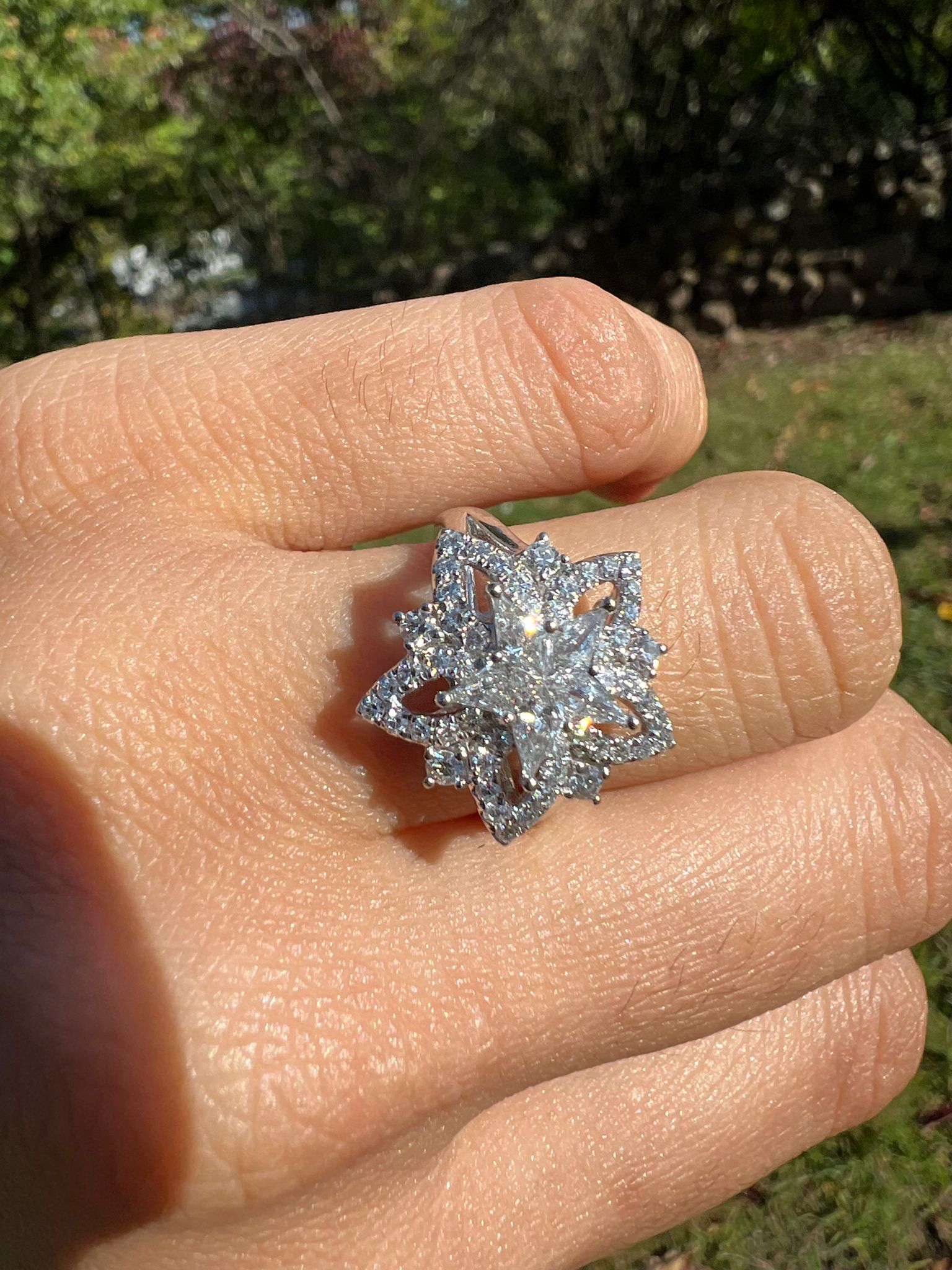18K White Gold Star Pattern Diamond Ring