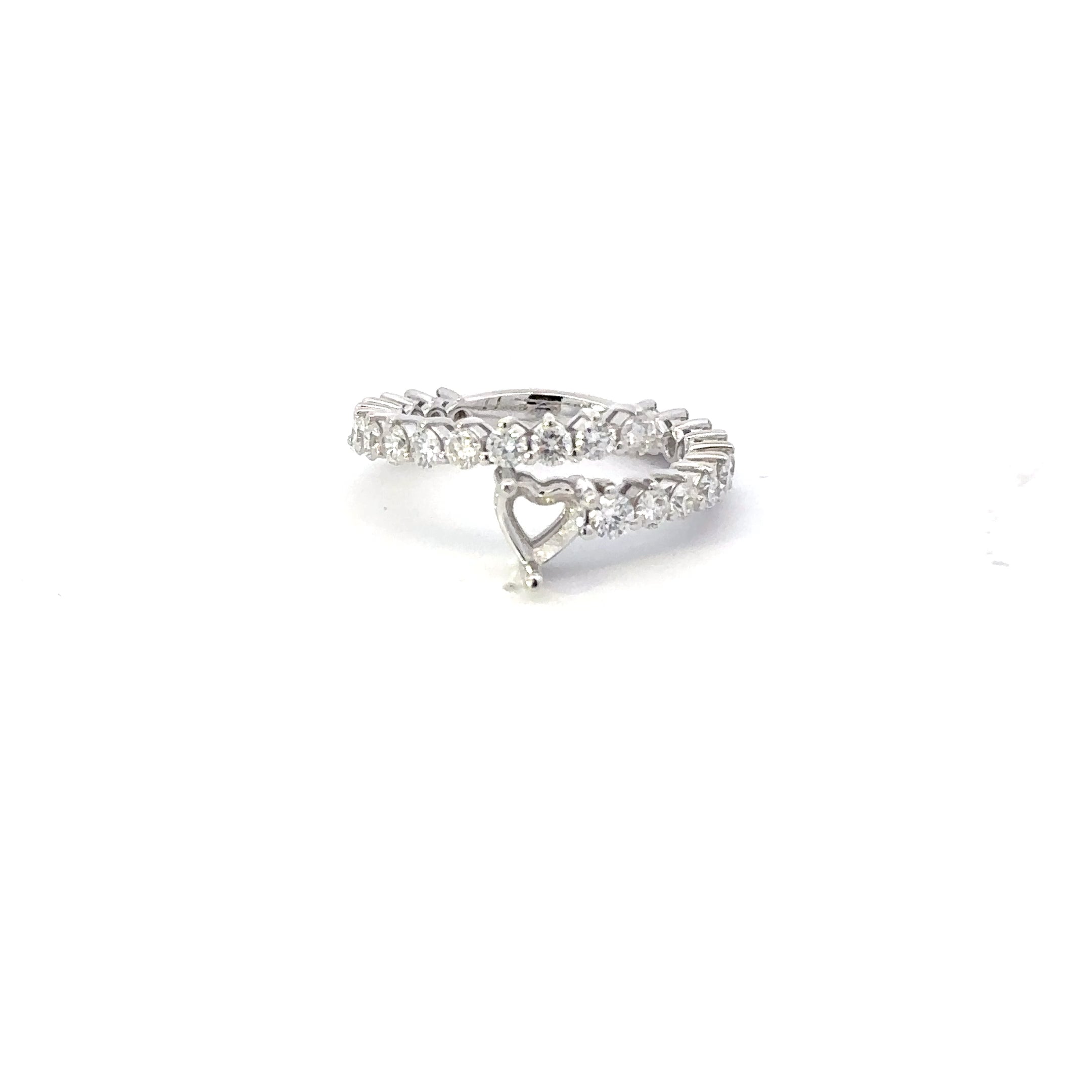Romantic 18k White Gold Heart-Shaped Diamond Engagement Ring