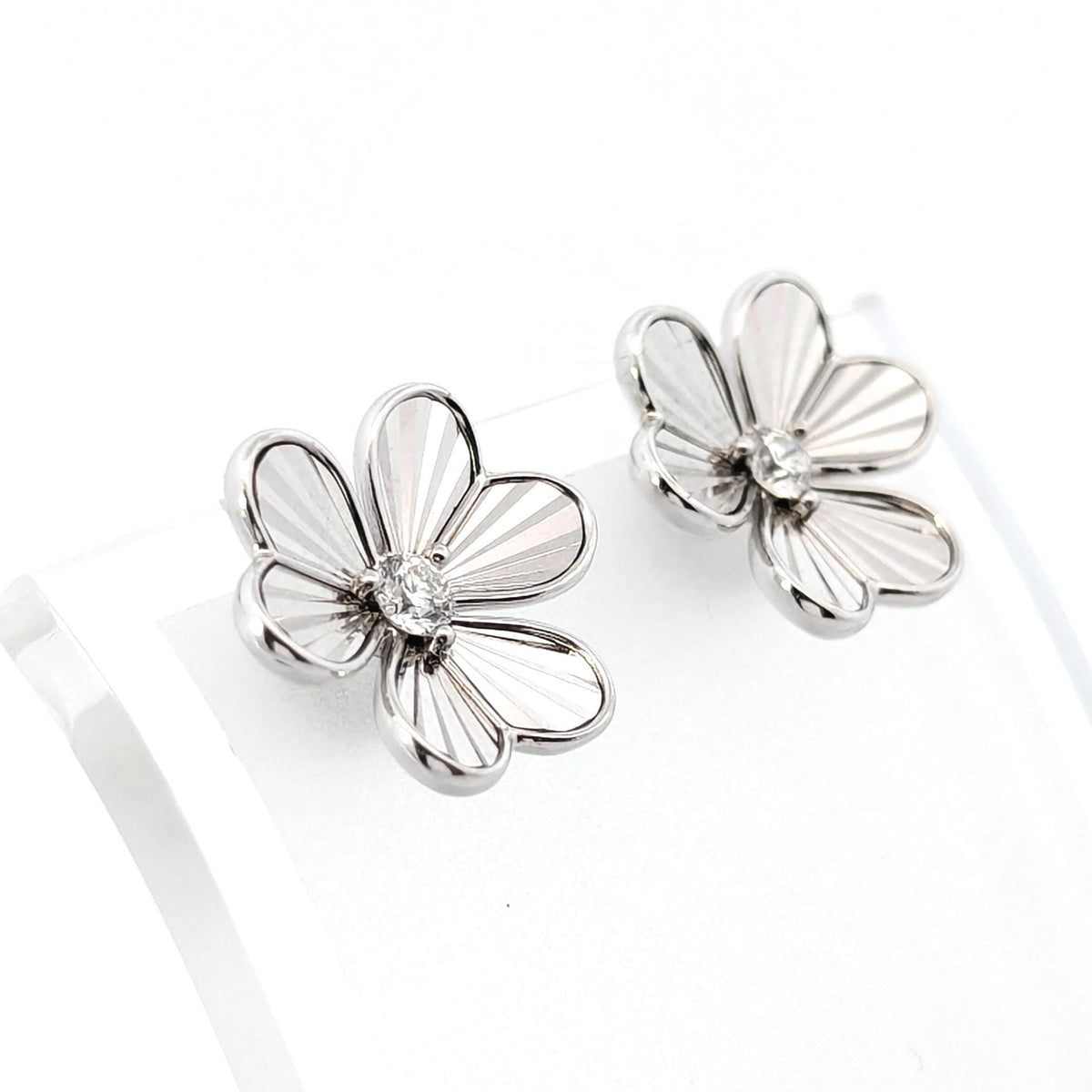 14K White Gold Diamond Flower Earrings: VS1 Natural Diamonds