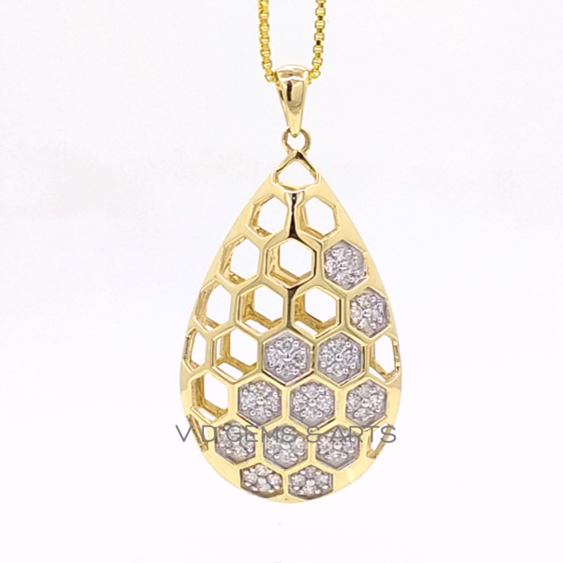 Honeycomb Round Cut Stylish Gold Diamond Pendant